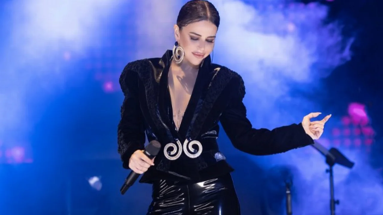 Simge erkeklerin neyine aşık oluyor? -