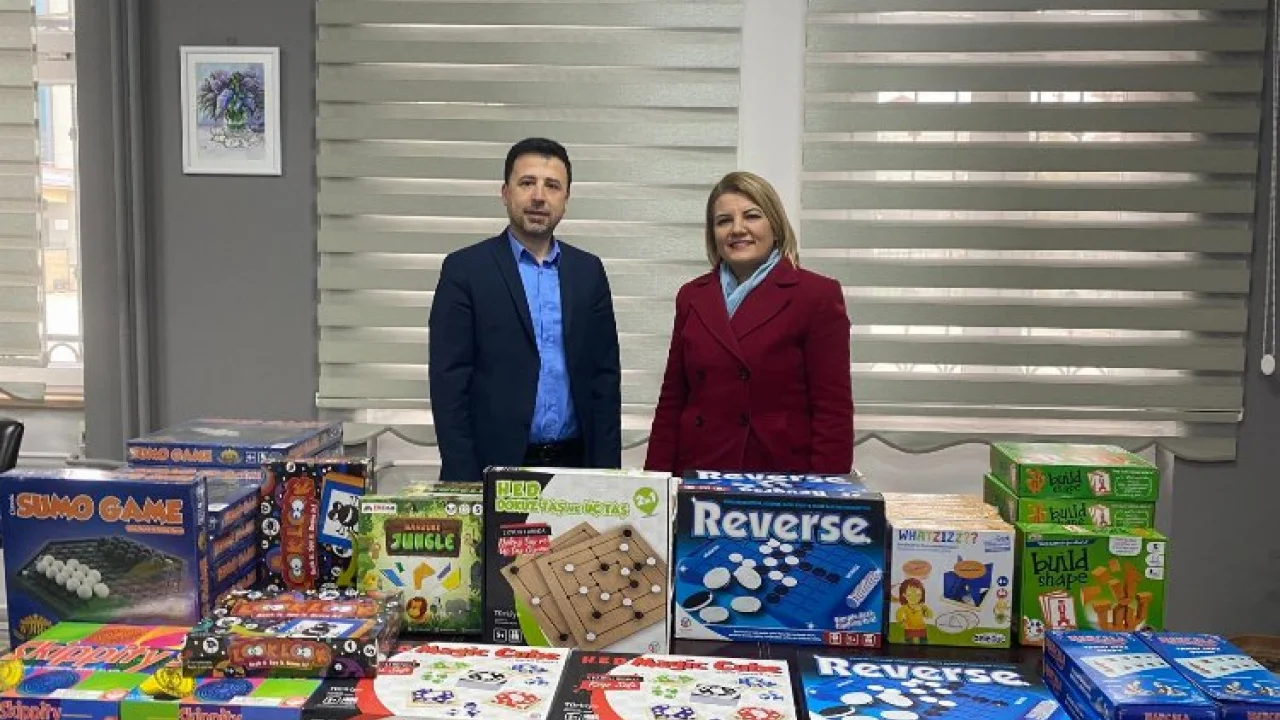 Başkan Hürriyet'ten öğrencilere ‘Akıl ve Zeka Oyunları’ seti hediyesi -