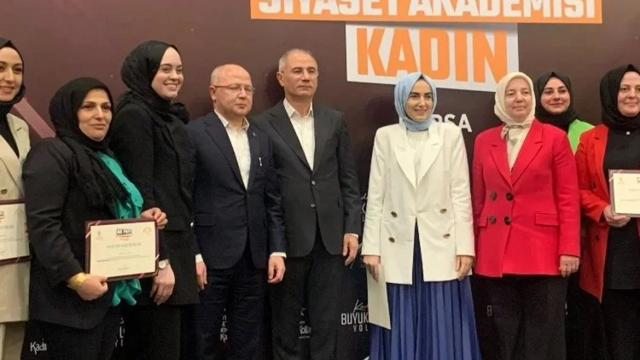 Bursa'da 20. dönem ‘Siyaset Akademisi Sertifika Töreni gerçekleşti -