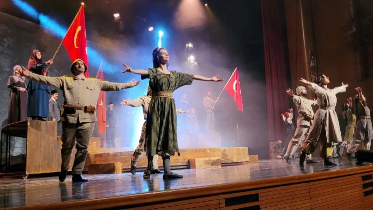 'Cumhuriyete Doğru' oyunu Bursalıalrla buluştu -