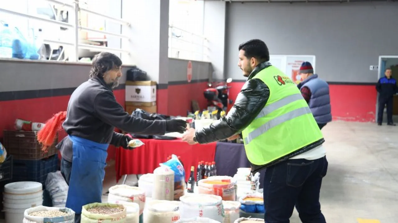 Derince'de pazar esnafına sıcak sabah çorbası -
