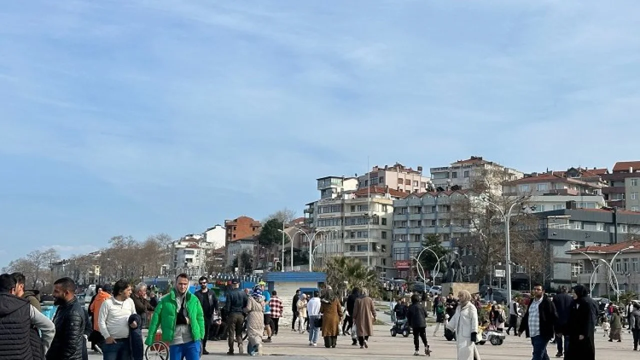 Düzce'de sıcak havayı fırsat bilen vatandaşlar sahile koştu -