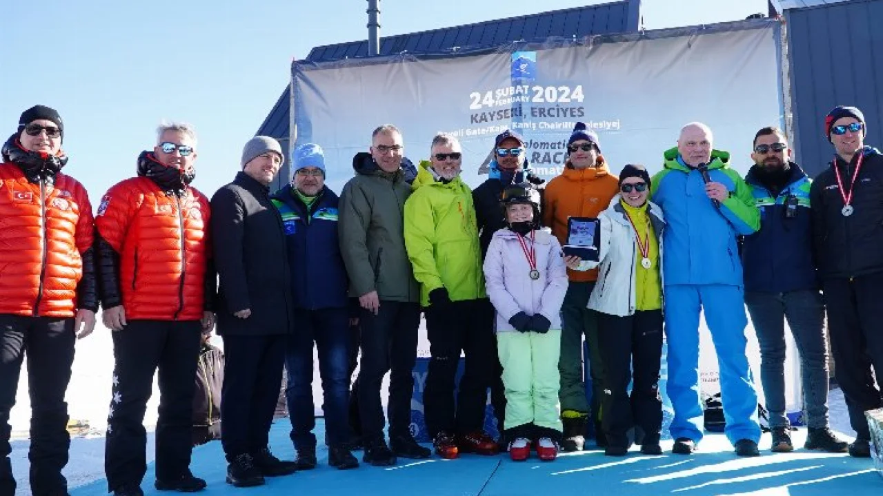 Erciyes’te heyecan dolu diplomatik kayak ve snowboard yarışı -