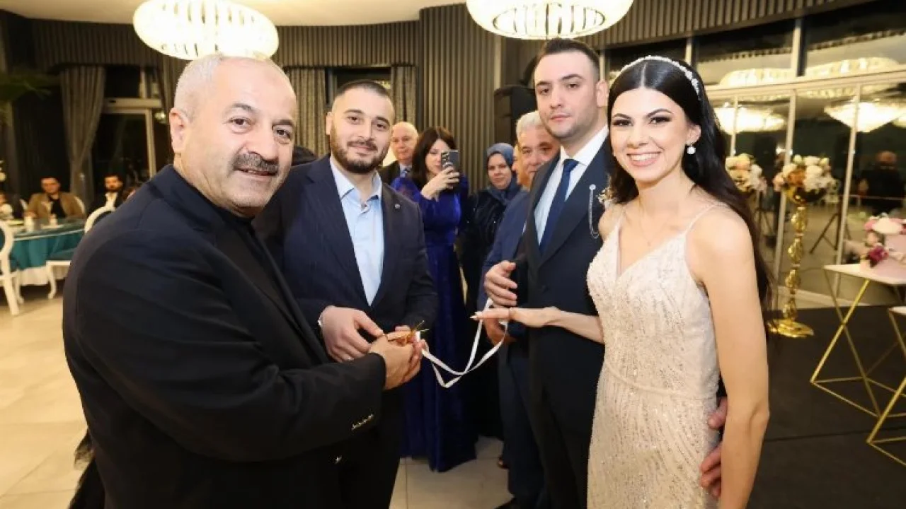 Gazeteci Yüksel Ercan’ın kızı Güntülü nişanlandı -