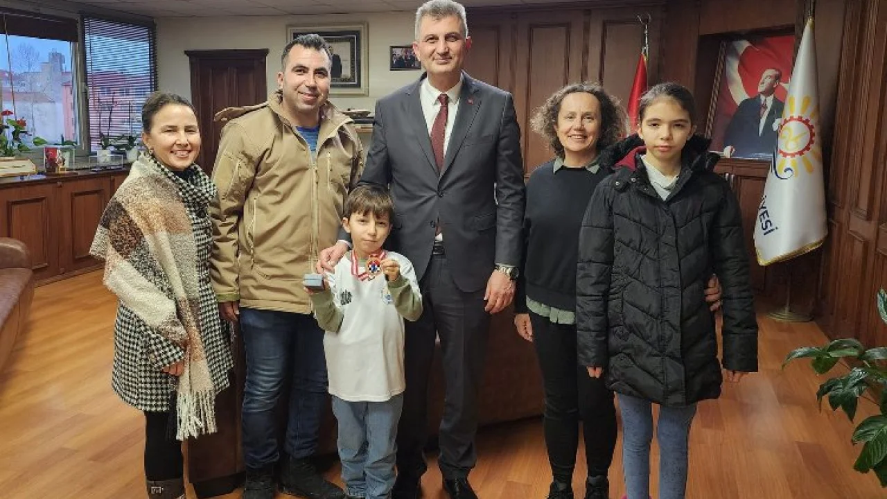 Gölcük'ün satrançta gururu Dere'den Başkan Sezer'e ziyaret -