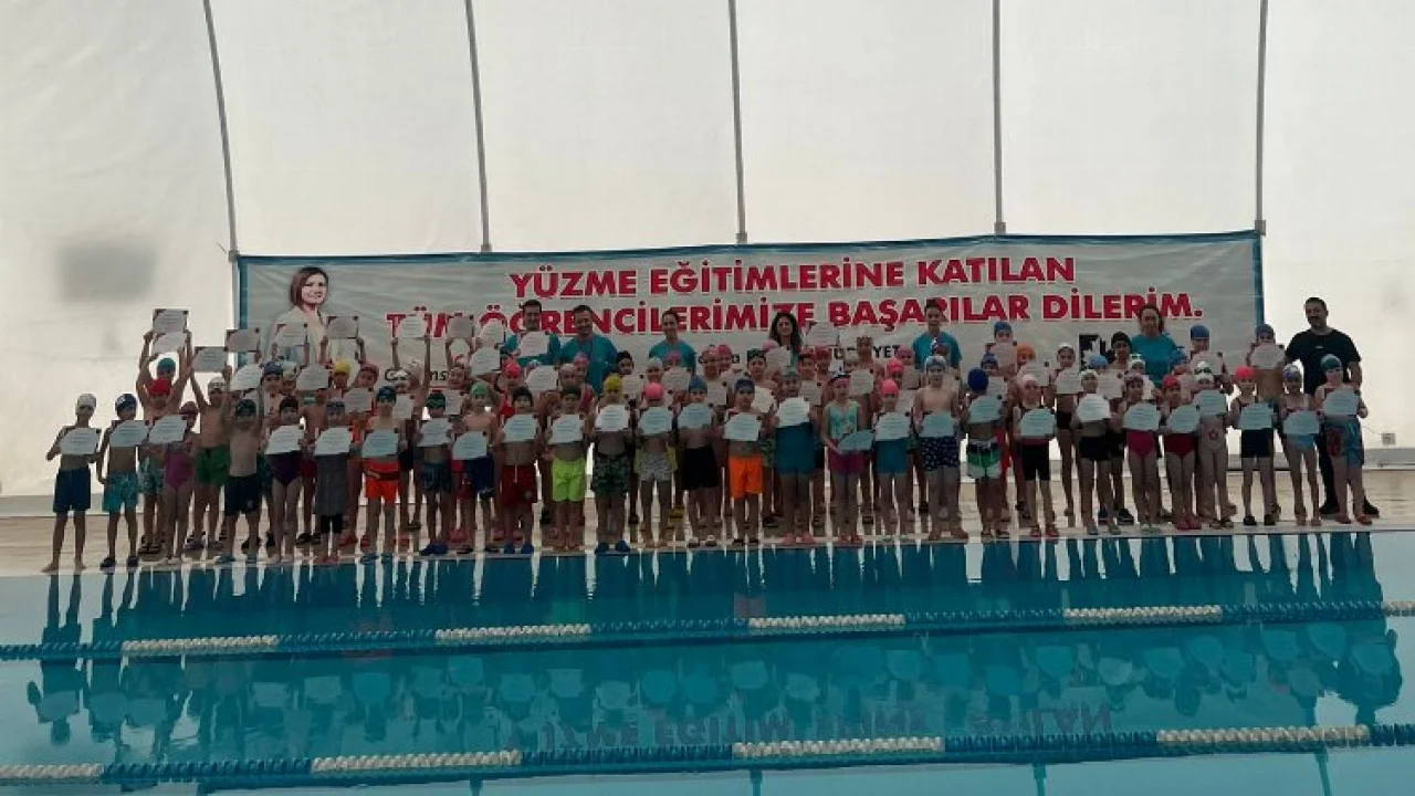 İzmit'te yüzme öğrenen minikler sertifikalarını aldı -