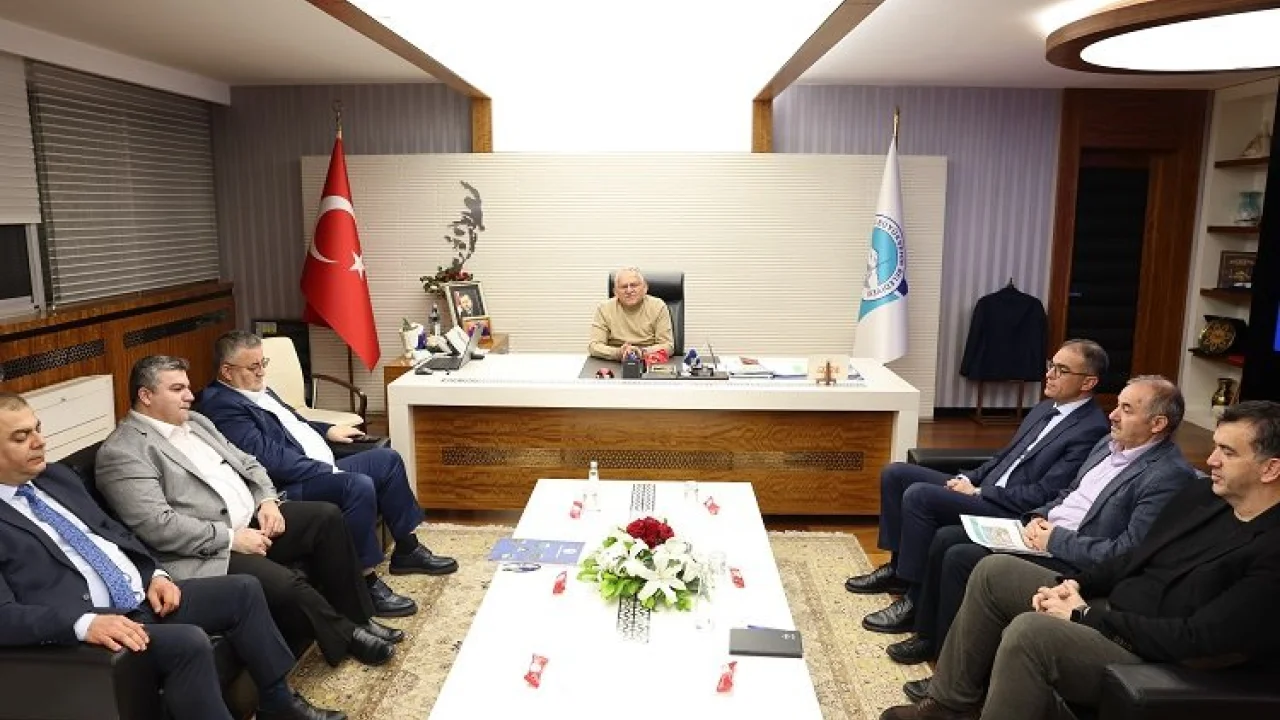 Kayseri Büyükşehir kurmaylarının gece mesaisi -