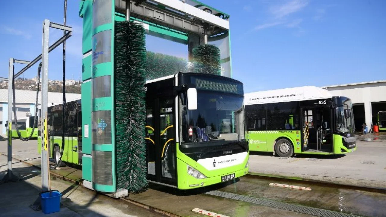 Kocaeli'de otobüsler gri suyla yıkanıyor -