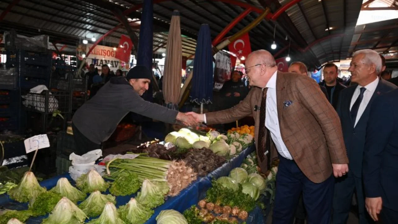 Manisa Alaşehir pazarında başkanlar moral buldu -