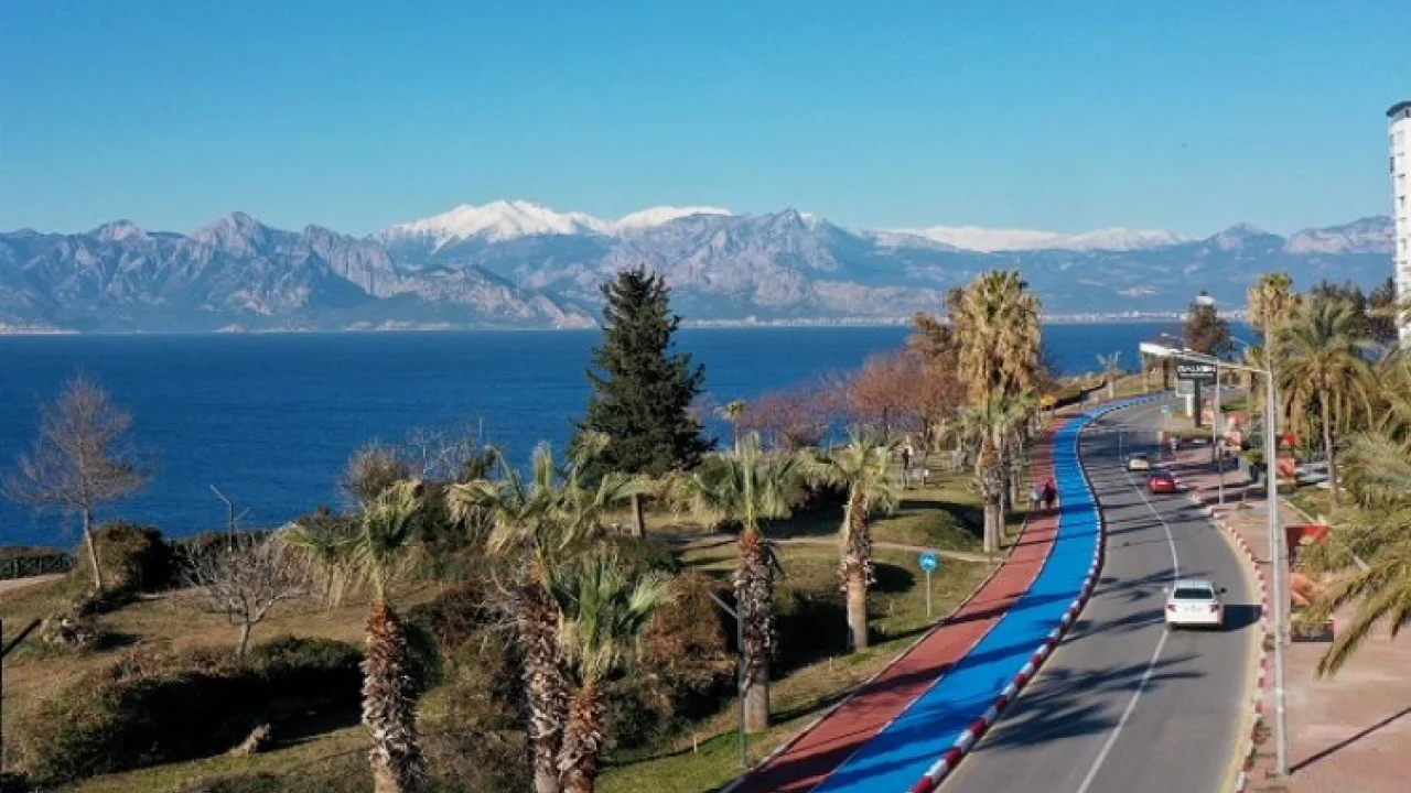 Muratpaşa'da bisiklet yolu yenileniyor -