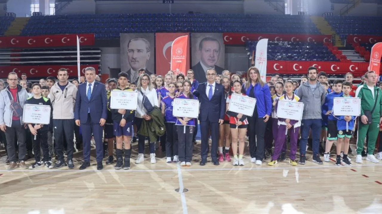 Okul Sporları müsabakaları İzmir’de başladı -
