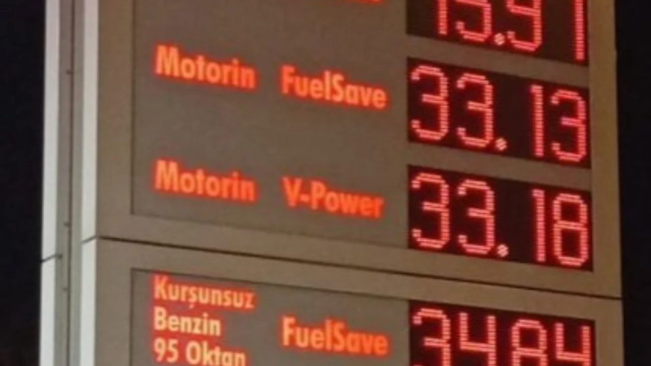 Akaryakıt istasyonlarındaki fiyat tabelalarına 'İletişim' yanıtı -