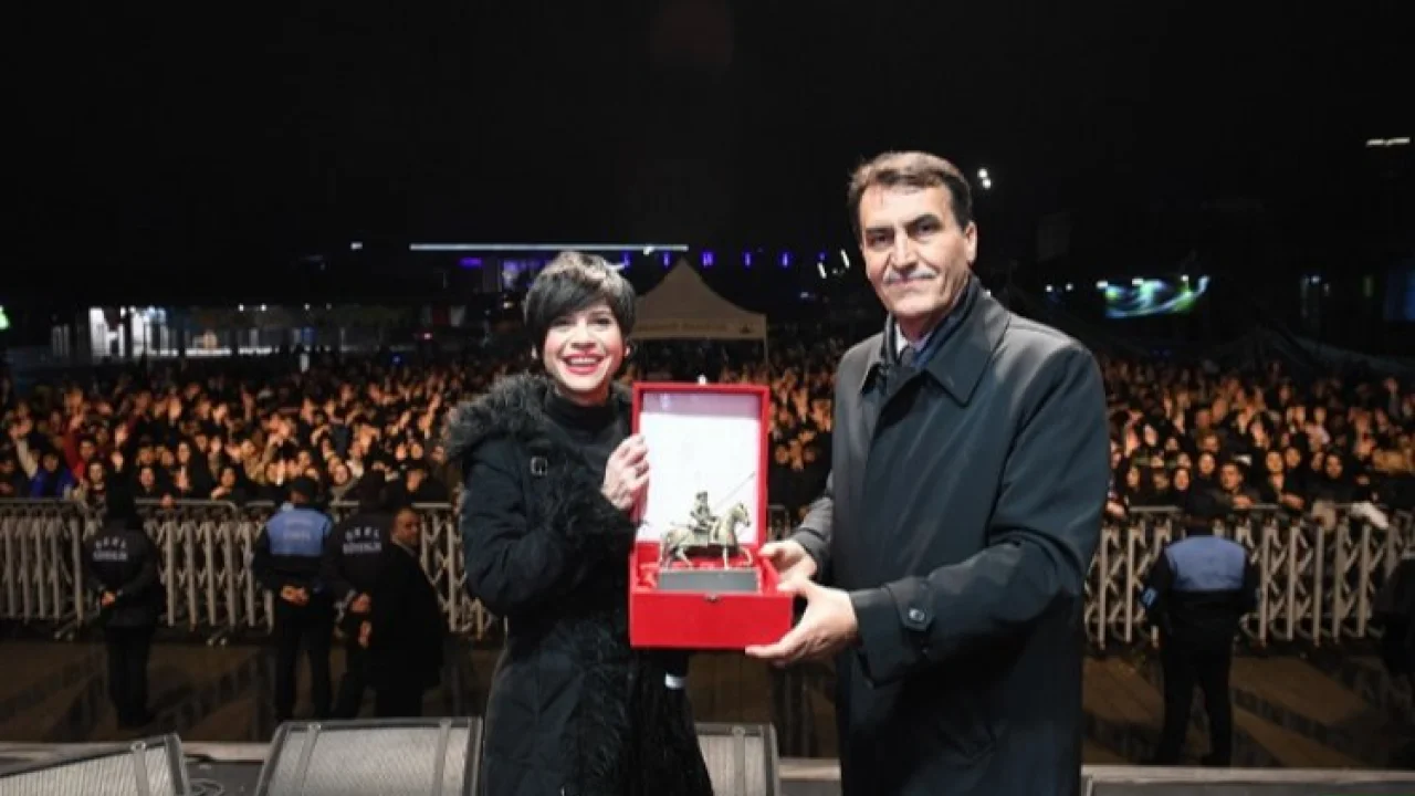 Aydilge şarkıları ve enerjisi ile Bursa’yı salladı -
