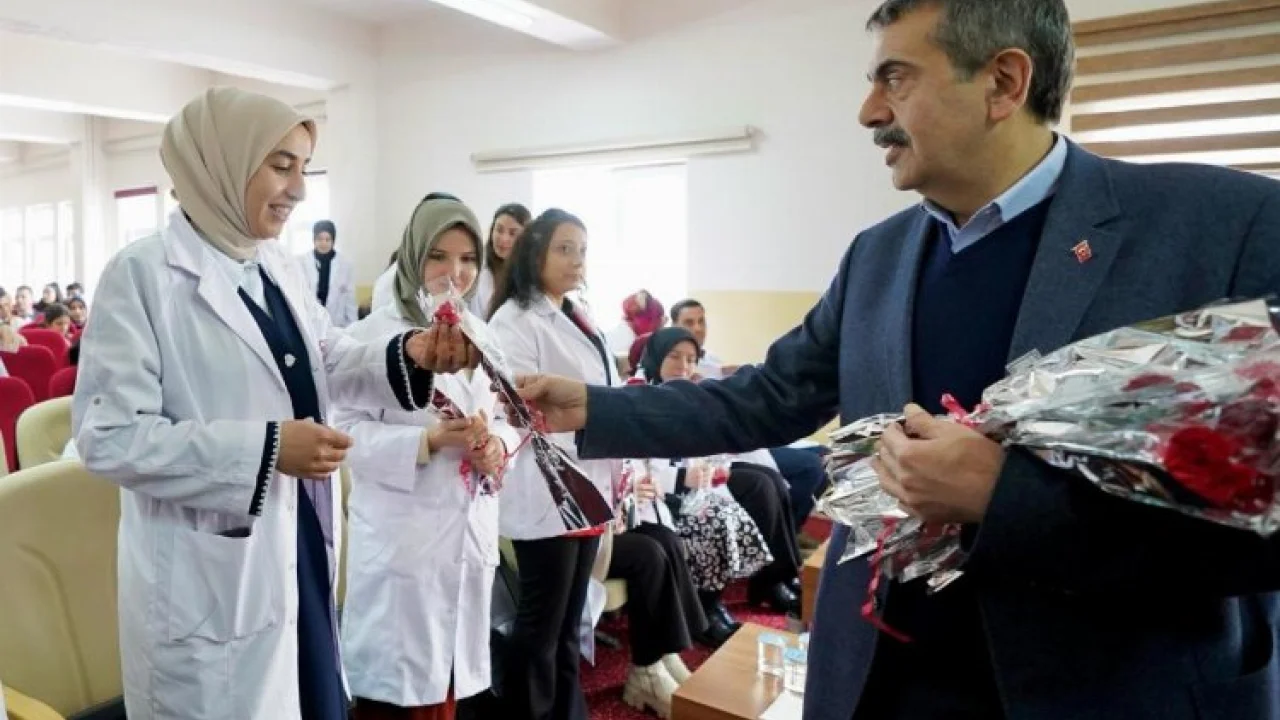 Erzurum'da çiçekler Bakan Tekin'den -