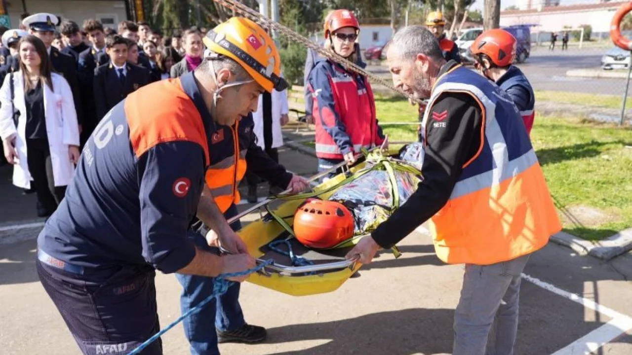 İzmir'de gençlere afet bilinci aşılaıyor -