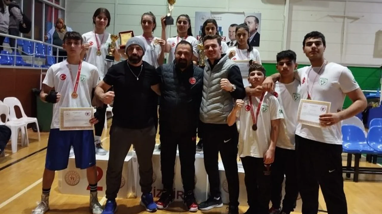 Manisalı sporcular 8 madalya ile Manisa'ya döndü -