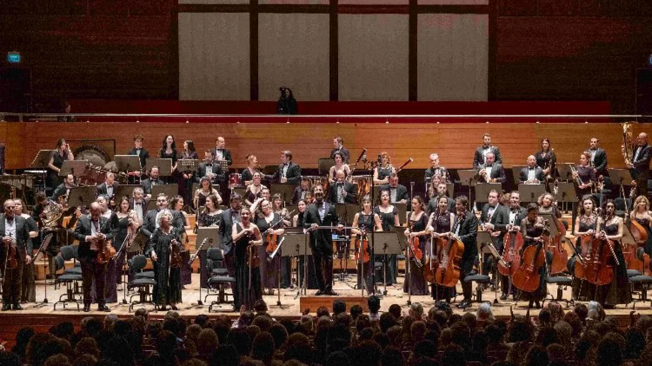 Olten Filarmoni Orkestrası ve Danıel Cıobanu İzmir'i büyüledi -