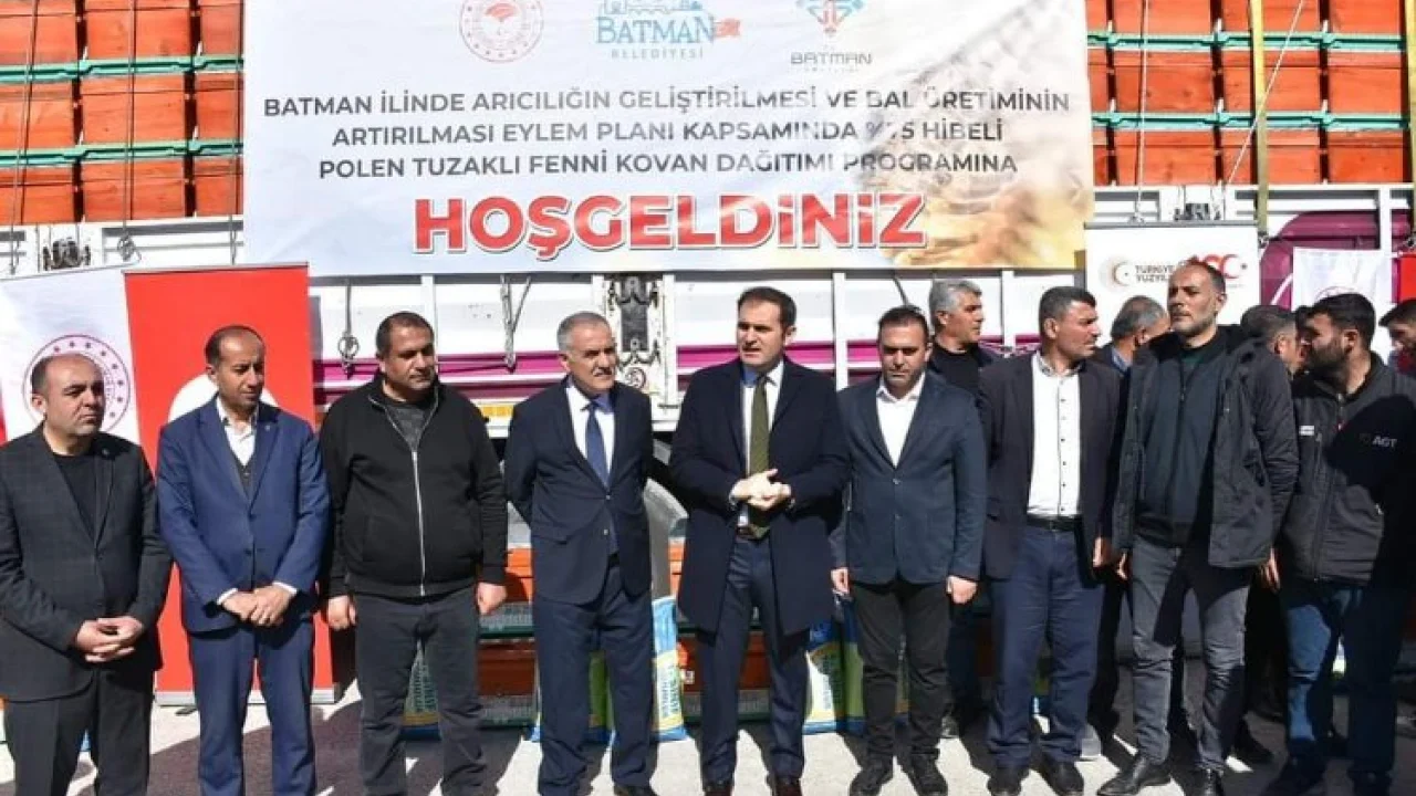 Sason'da 306 üreticiye fenni kovan dağıtıldı -