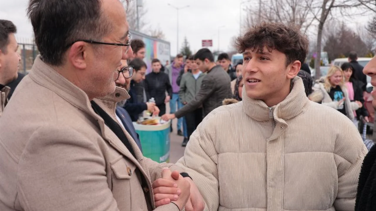 Savran’dan sınav çıkışı öğrencilere kahve ikramı -