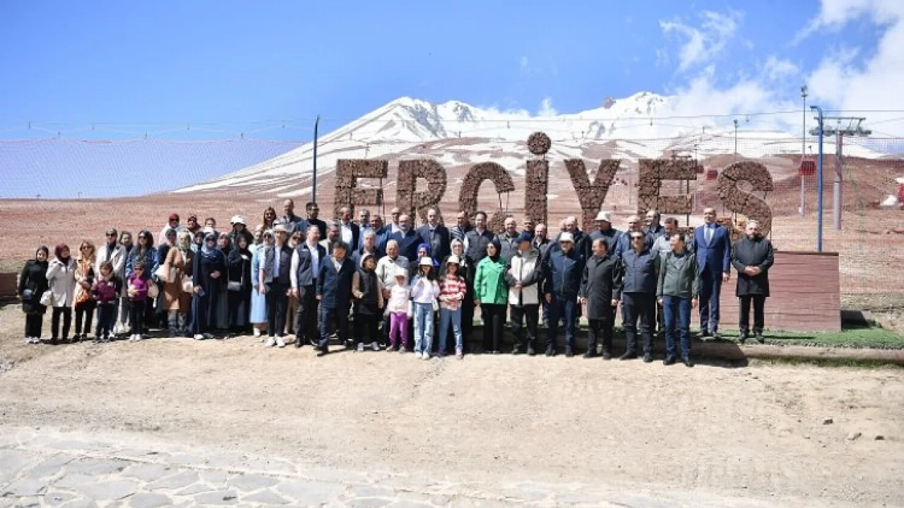 Bakan Özhaseki ve Başkan Büyükkılıç 271 bin 500 fidanı toprakla buluşturdu -