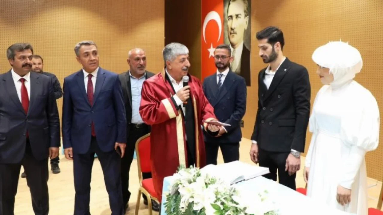 Dilovası'nda Başkan Ömeroğlu ilk nikahı kıydı -