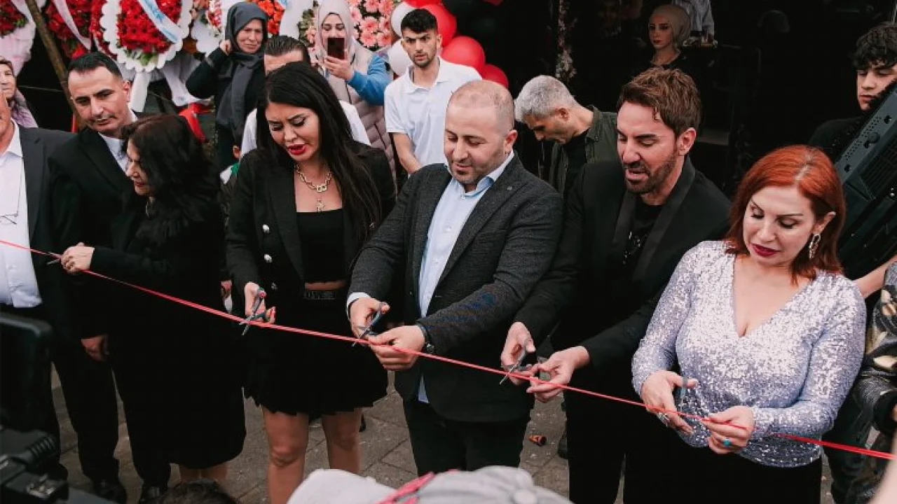 Et-Sever Restaurant ünlülerin katılımıyla açıldı -