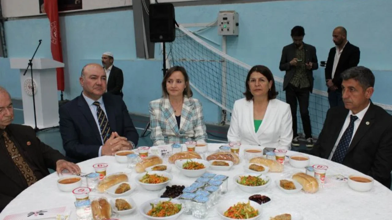 İzmir Foça'da Kaymakam Türköz'den iftar yemeği -