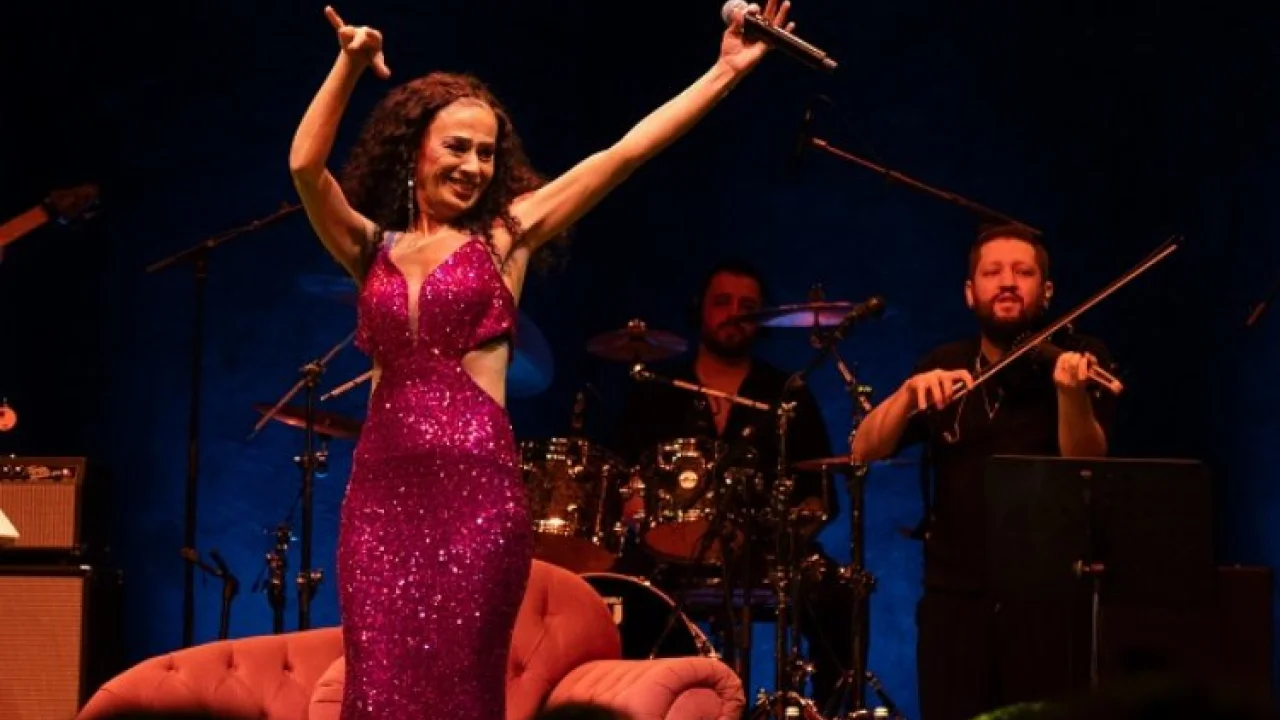 Yıldız Tilbe'de Azerice şarkı -