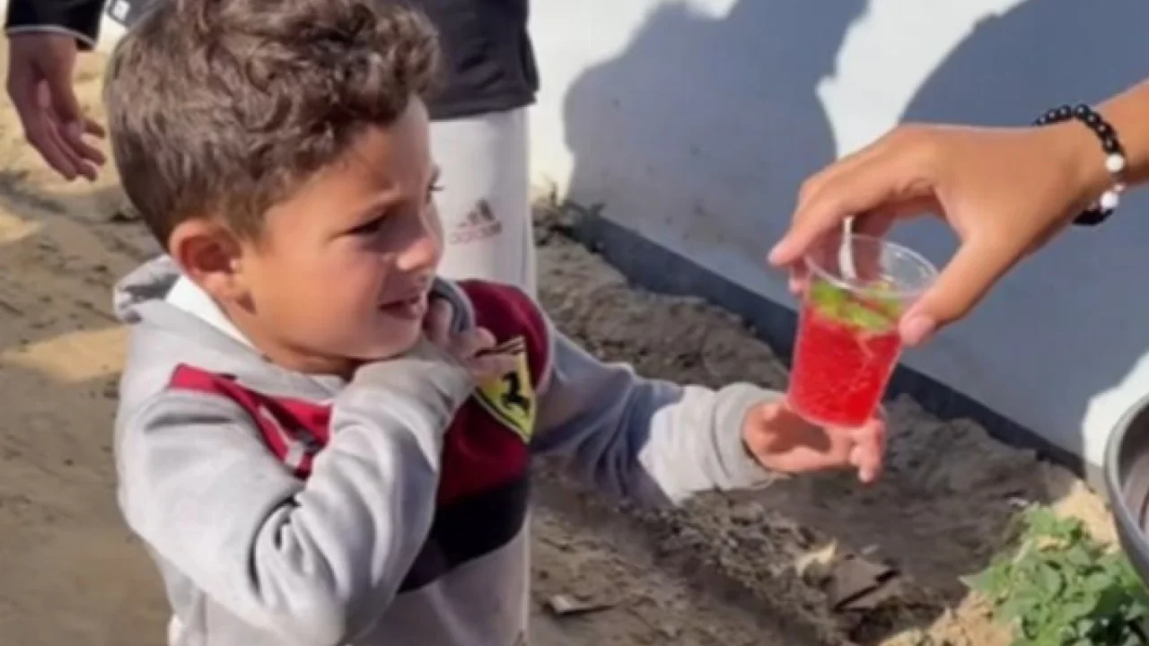 Gazze'de çocukların kahramanı oldu -