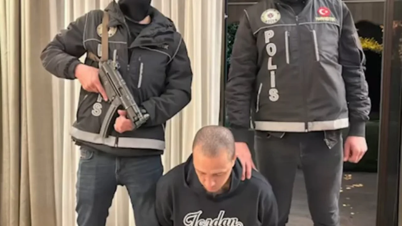 Interpol'ün aradığı iki uyuşturucu taciri İstanbul'da yakalandı -