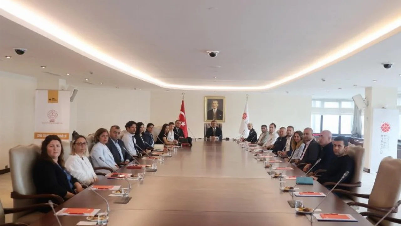 İzmir'de eğitimcilere dezenformasyon ve yeni medyanın önemi anlatıldı  -