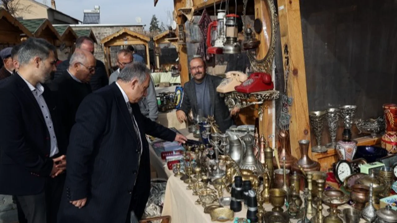 Kayseri Talas'ta antika pazarı ilgi çekiyor -