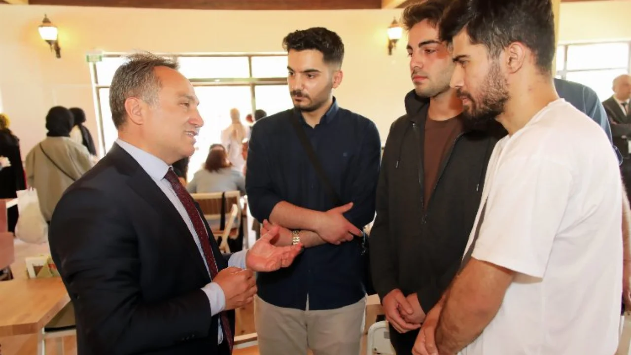Öğrenci dostu Rektör, Kantin Sohbetleri'nde öğrencilerle buluştu -