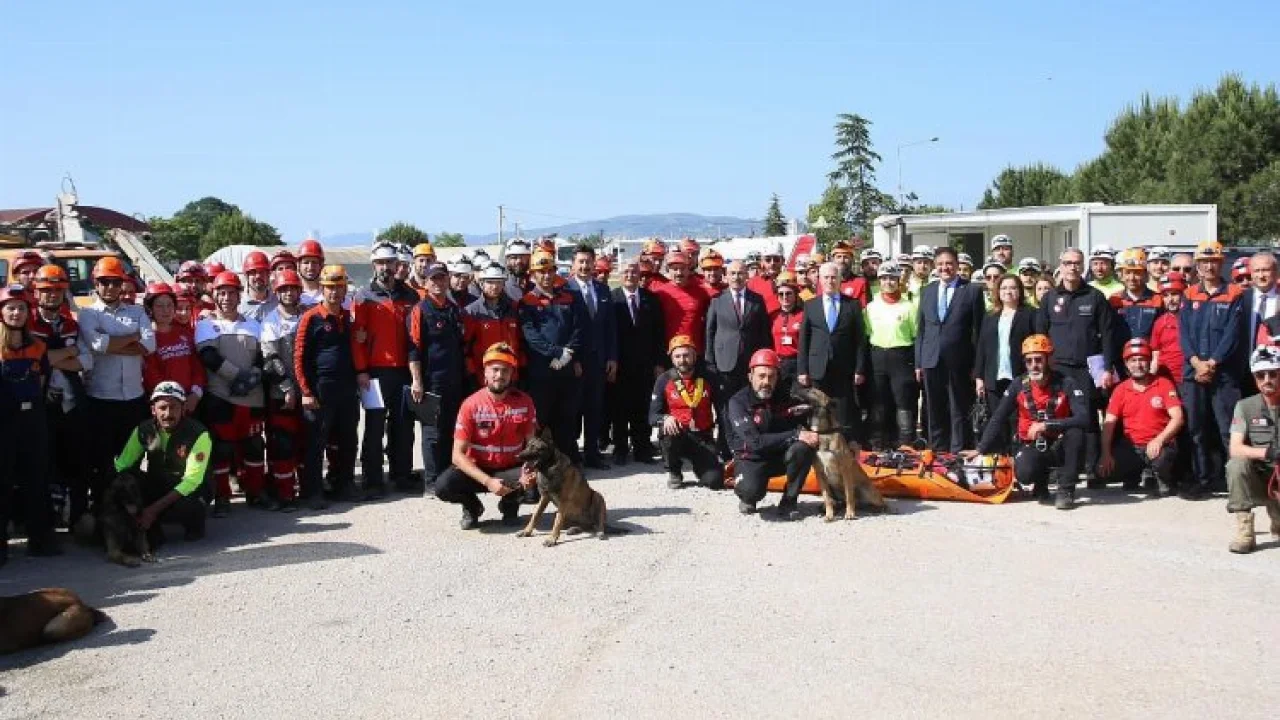 Osmangazi Belediyesi Arama Kurtarma Ekibinden nefes kesen tatbikat -