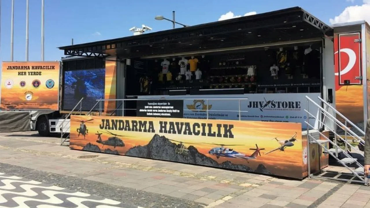 Askeri ürünlerin olduğu JhvStore Tırı Mudanya'da -