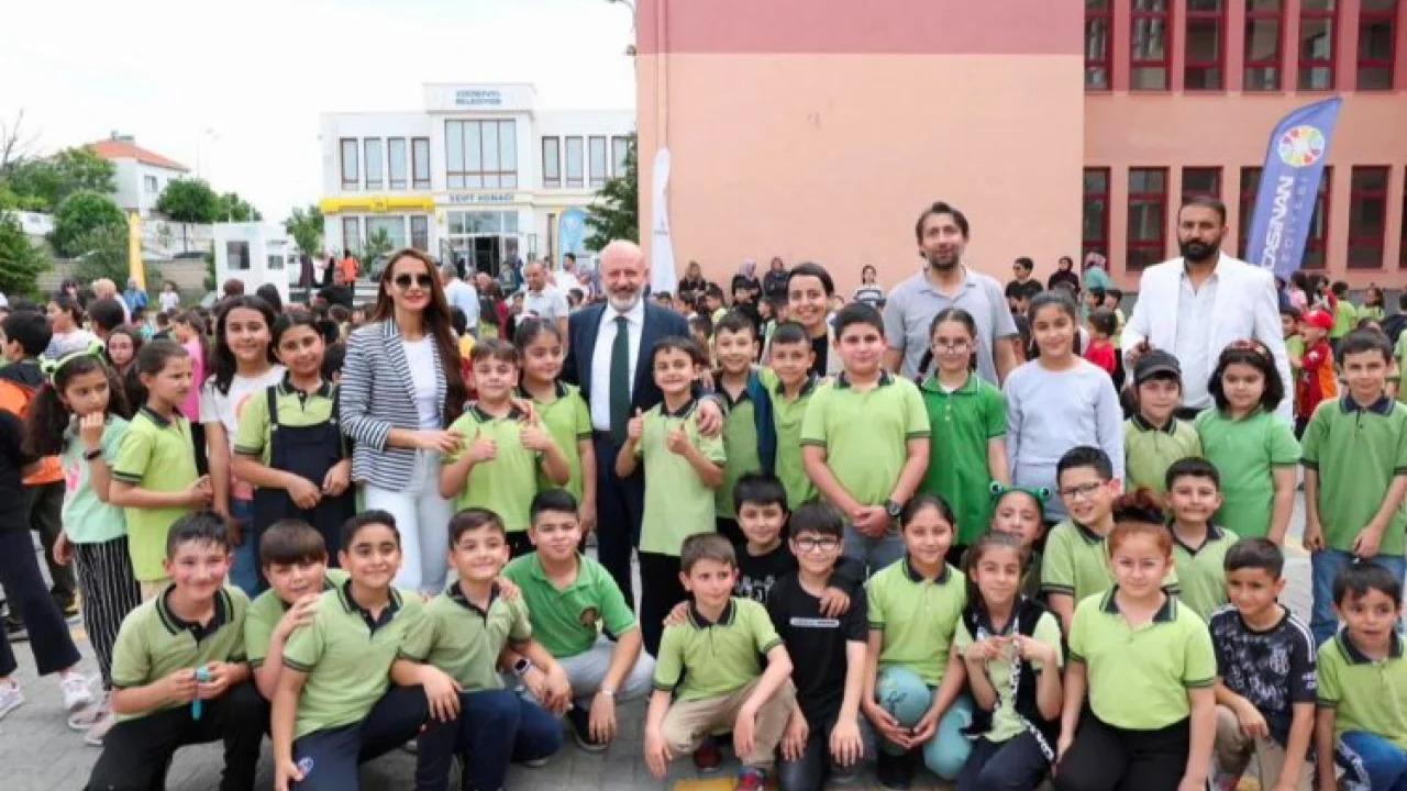 Başkan Çolakbayrakdar: “Hizmetlerimizle çocuklarımızın geleceğini inşa ediyoruz” -