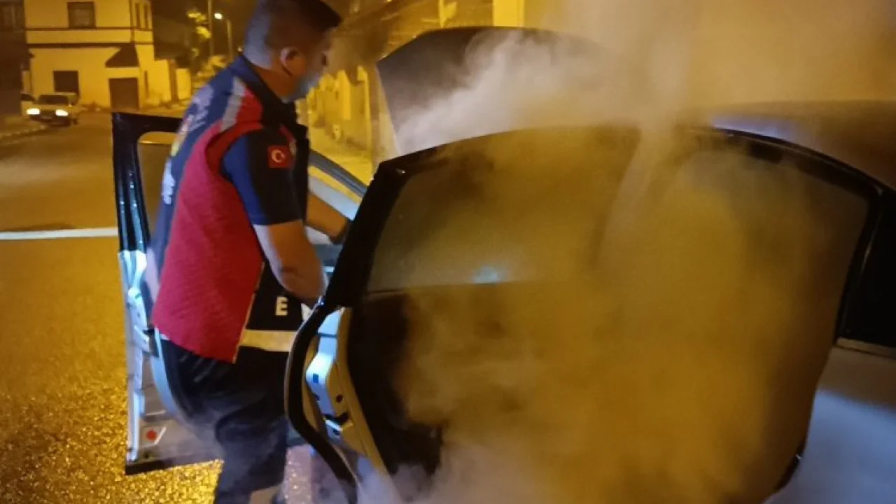 Bilecik’te seyir halindeki otomobil alev alev yandı -