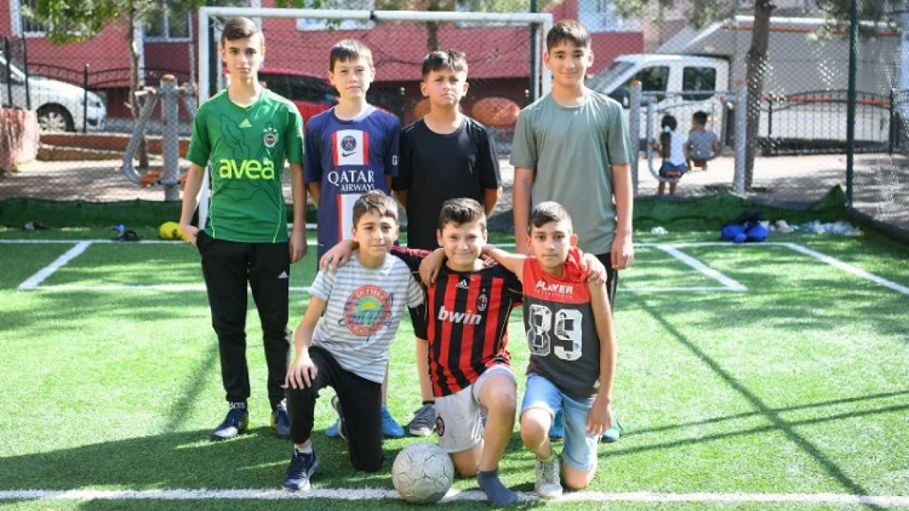 Çayırovalı gençler tatillerini halı sahalarda geçiriyor -