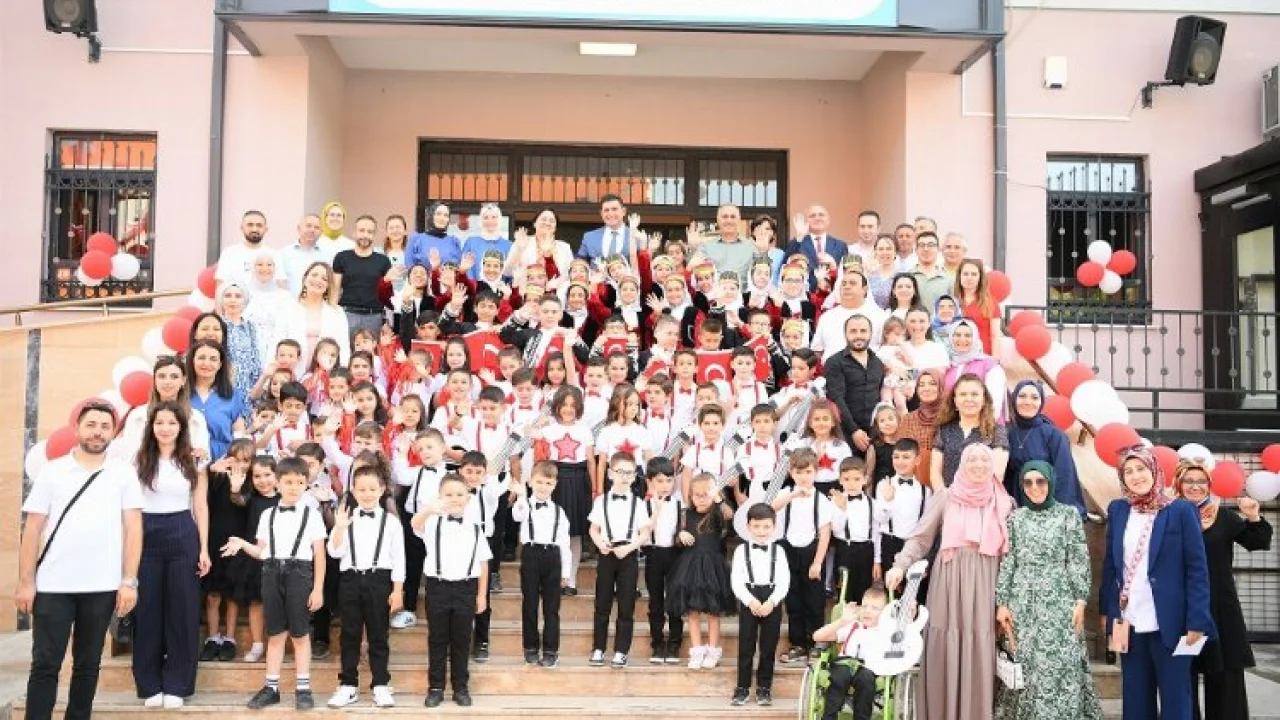 Çayırovalı öğrenciler karnelerine kavuştu -