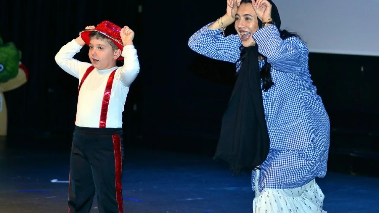 Egeberk'ten unutulmaz mezuniyet gösterisi -
