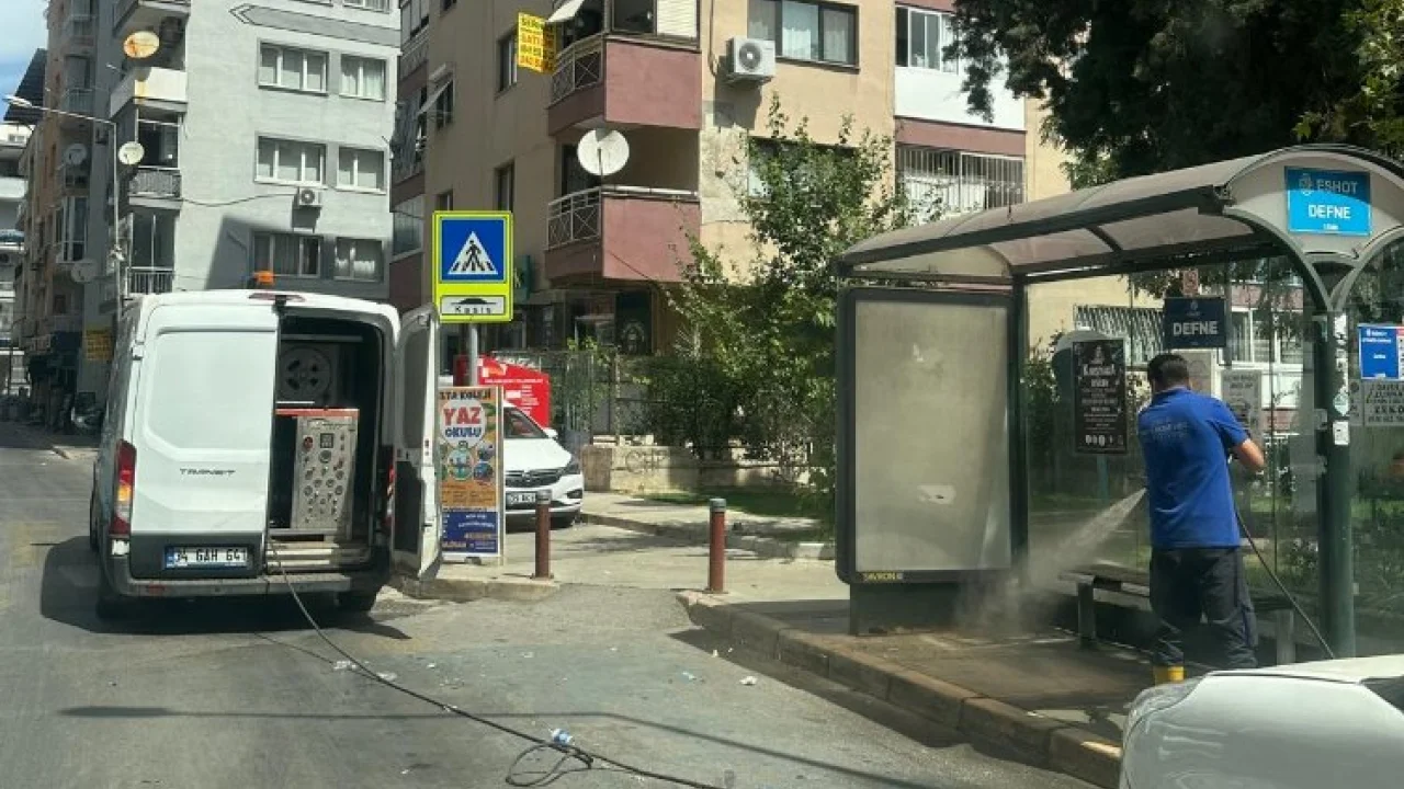 İzmir Karabağlar’da gece gündüz temizlik seferberliği -