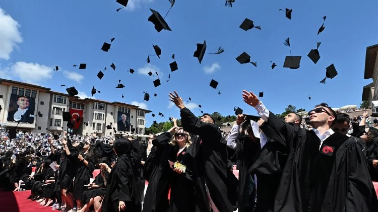 Koç Üniversitesi 30. dönem mezunlarını verdi -
