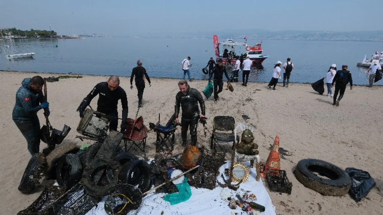 Kocaeli sahilinde 2.1 ton atık topladı -