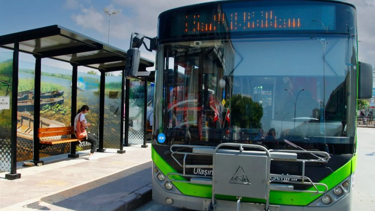 Sakarya'da YKS’ye geç kalan genci sınav yerine ulaştırdı -