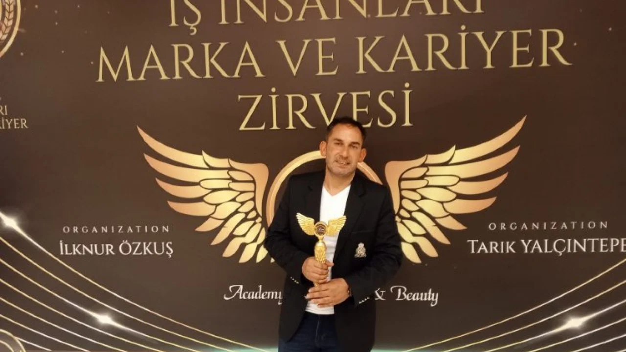 Serdar Kılınç  "Yılın En Dikkat Çeken Fantezi Müzik Sanatçısı" ödülünü aldı! -