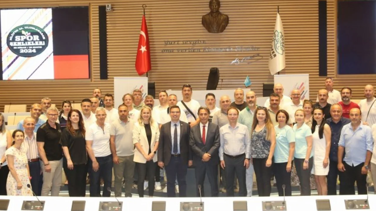 Spor Şenlikleri’nde görev alanlara teşekkür plaketi -