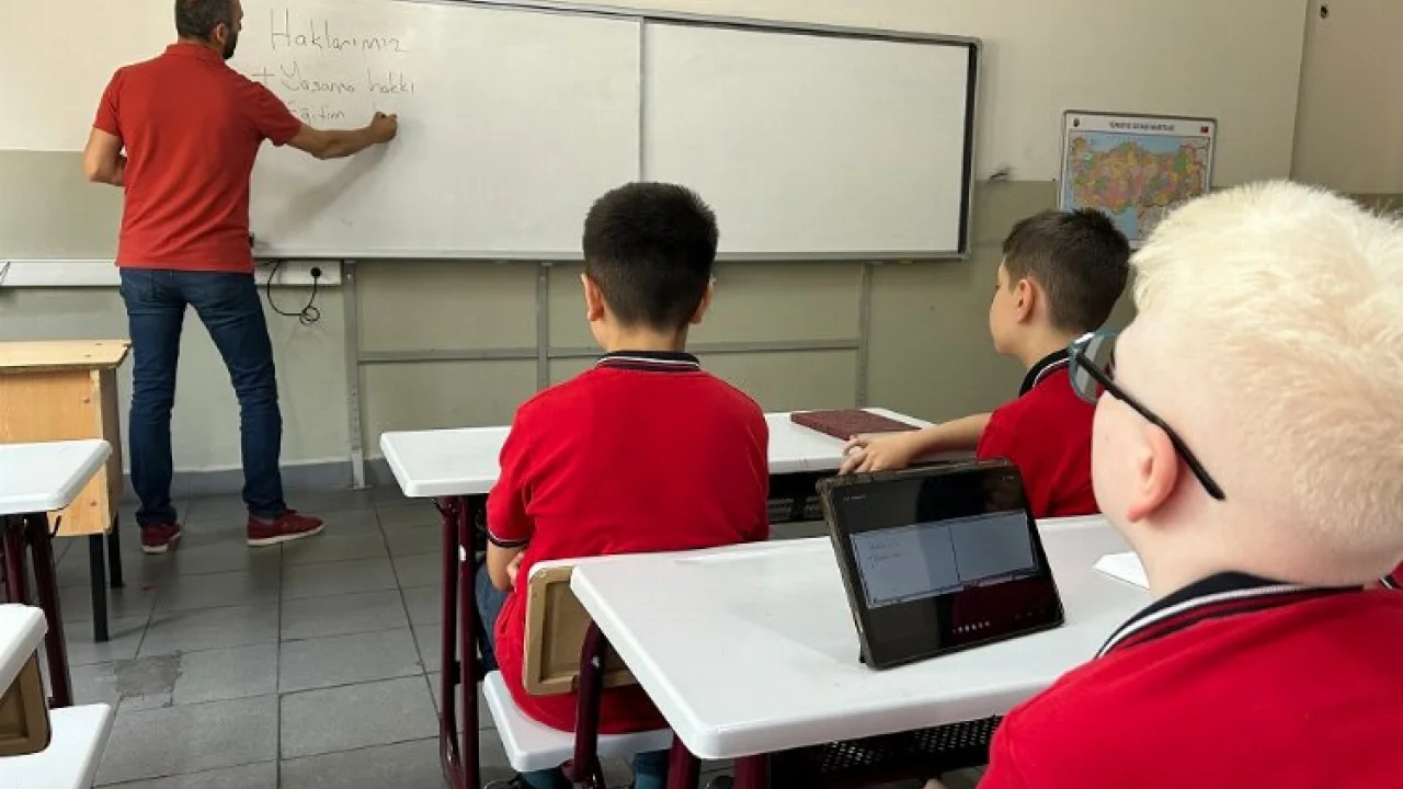 ‘TahtApp’ az gören çocuklara ışık oldu -