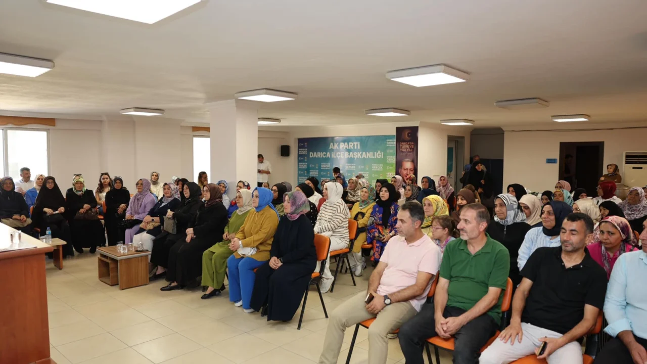 AK Kadın Darıca, aşurenin bereketini paylaştı -