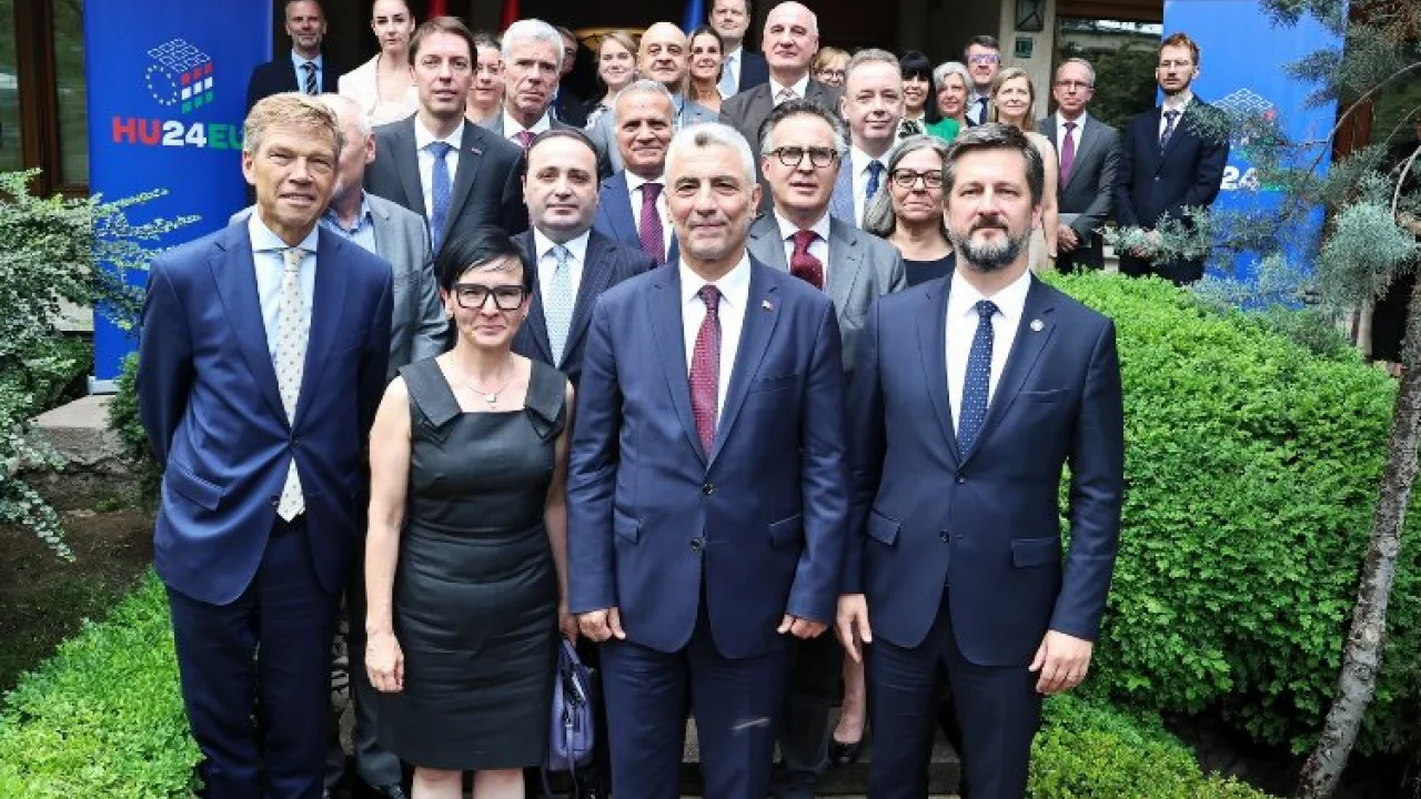 Bakan Bolat, AB'li Büyükelçilerle buluştu -