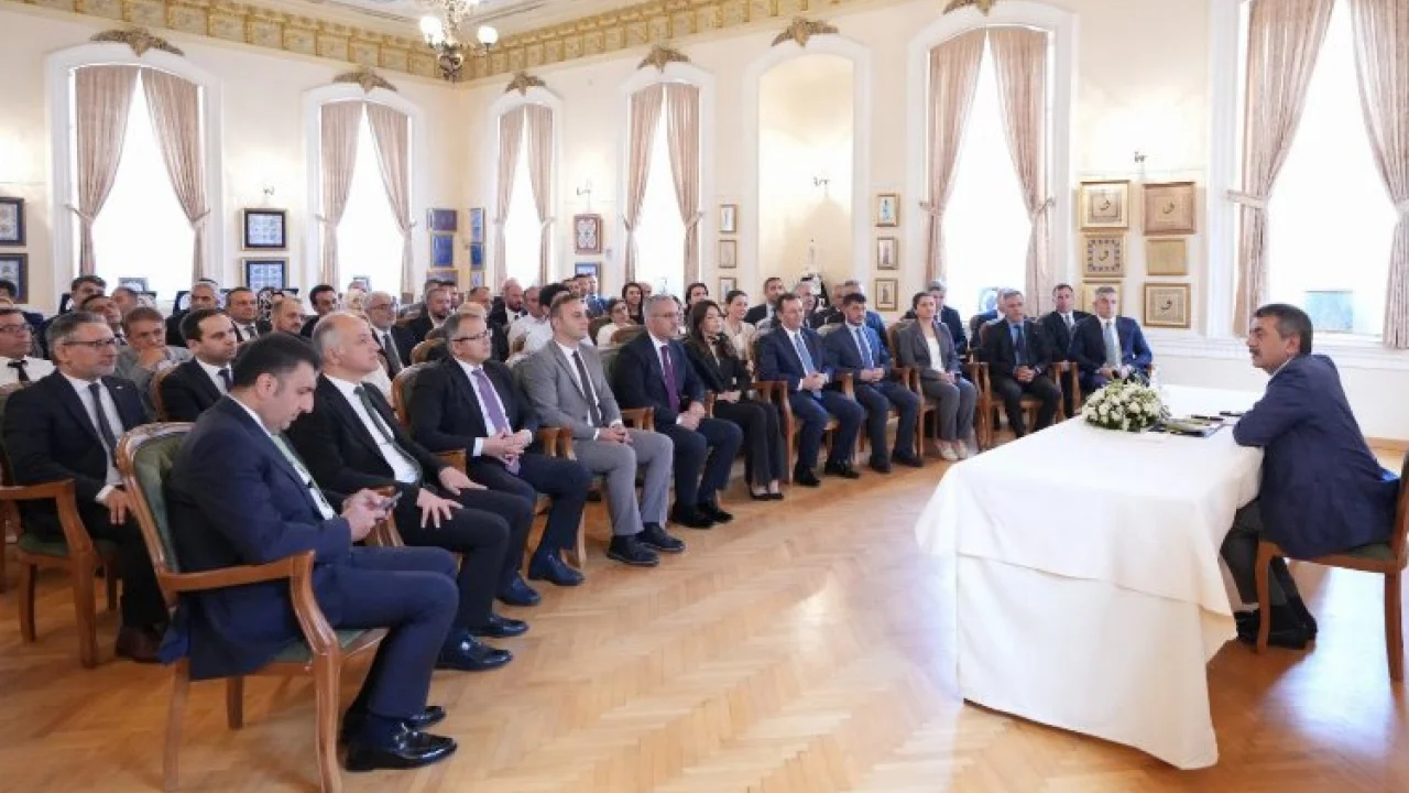 Bakan Tekin İstanbul'da okul yöneticileriyle buluştu -